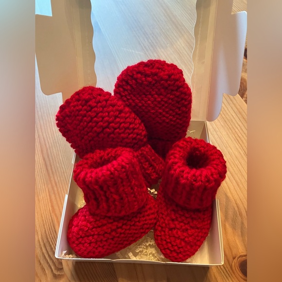 Red hand knitted infant mittens/booties gift set - Picture 9 of 14